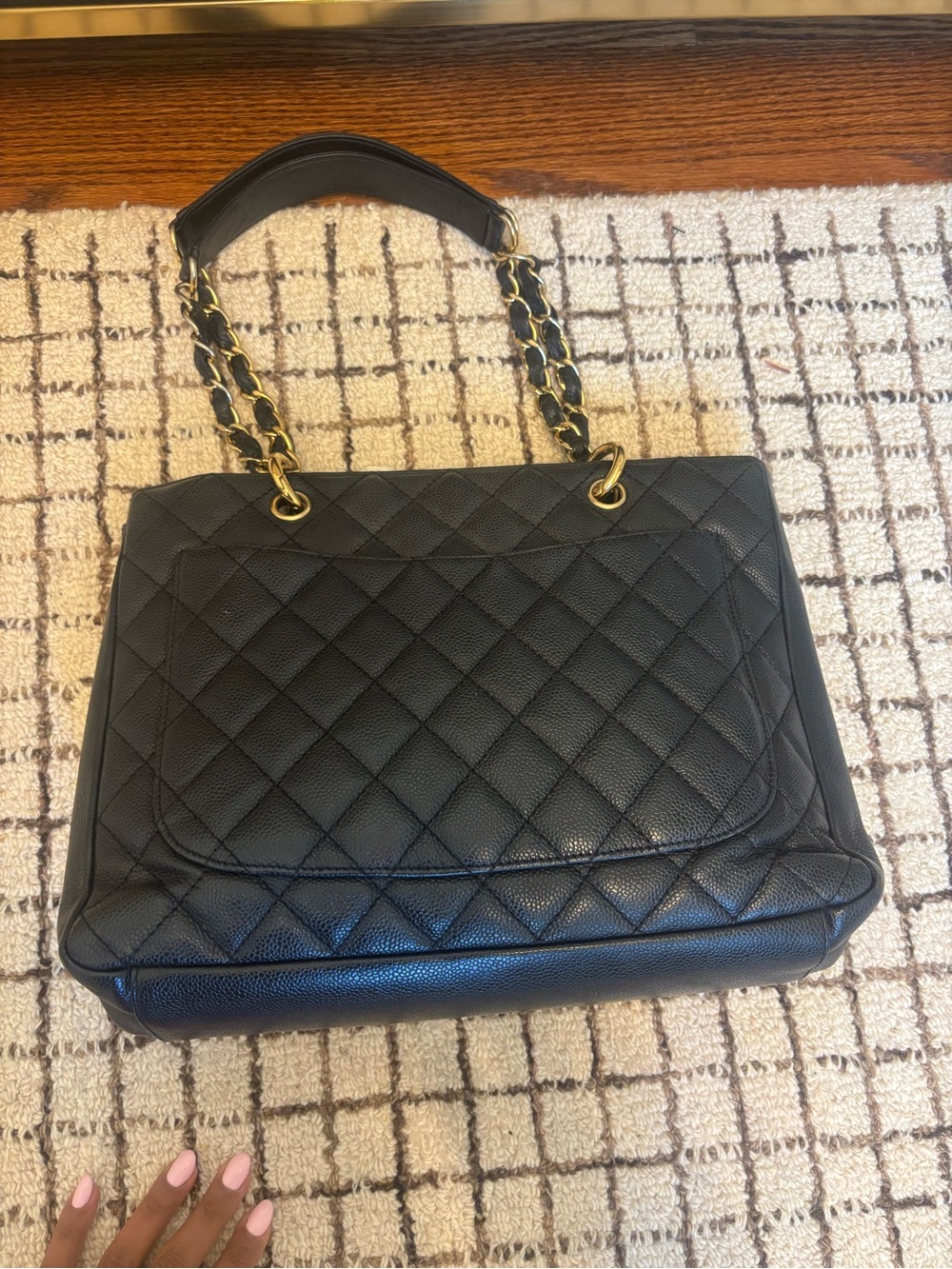 Black Quilted Shoulder Tote - Chanel - Picture 2 of 2
